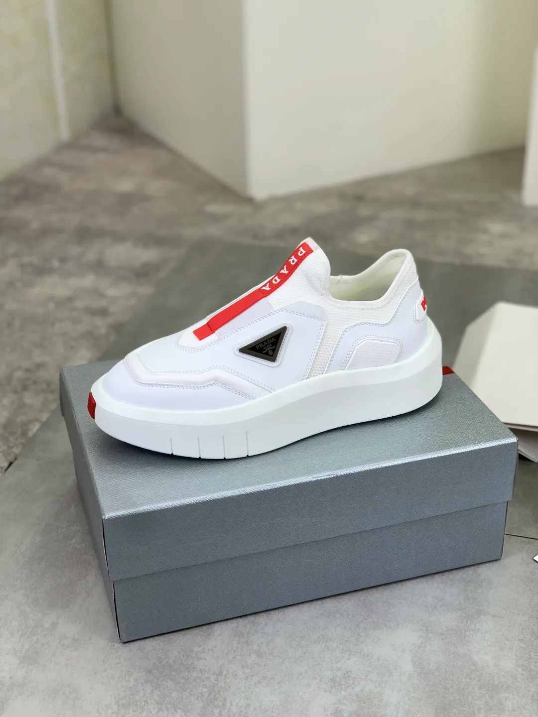 Men's men's shoes 💰P620💰[New model] The top version is now available on the official website, 🆘 The trendy brand (Prada) mainly promotes the popular style, avant-garde and versatile fashionable men's shoes, private version mold opening, cowhide surface splicing 1:1 replica.. Simple fashion, original imported cowhide and lining cowhide feet; the atmosphere and personality are more fashionable, eye-catching and pursuing class. It will subvert the old idea and be a must-have for fashion trendsetters with you! Must keep for yourself ! Tall and comfortable, large and low, high-end quality workmanship. The new high-end foam outsole from the official website. Size: 38-45. 3️⃣colors available.